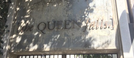 elliott-burns_the-queen-falls-review_image-01